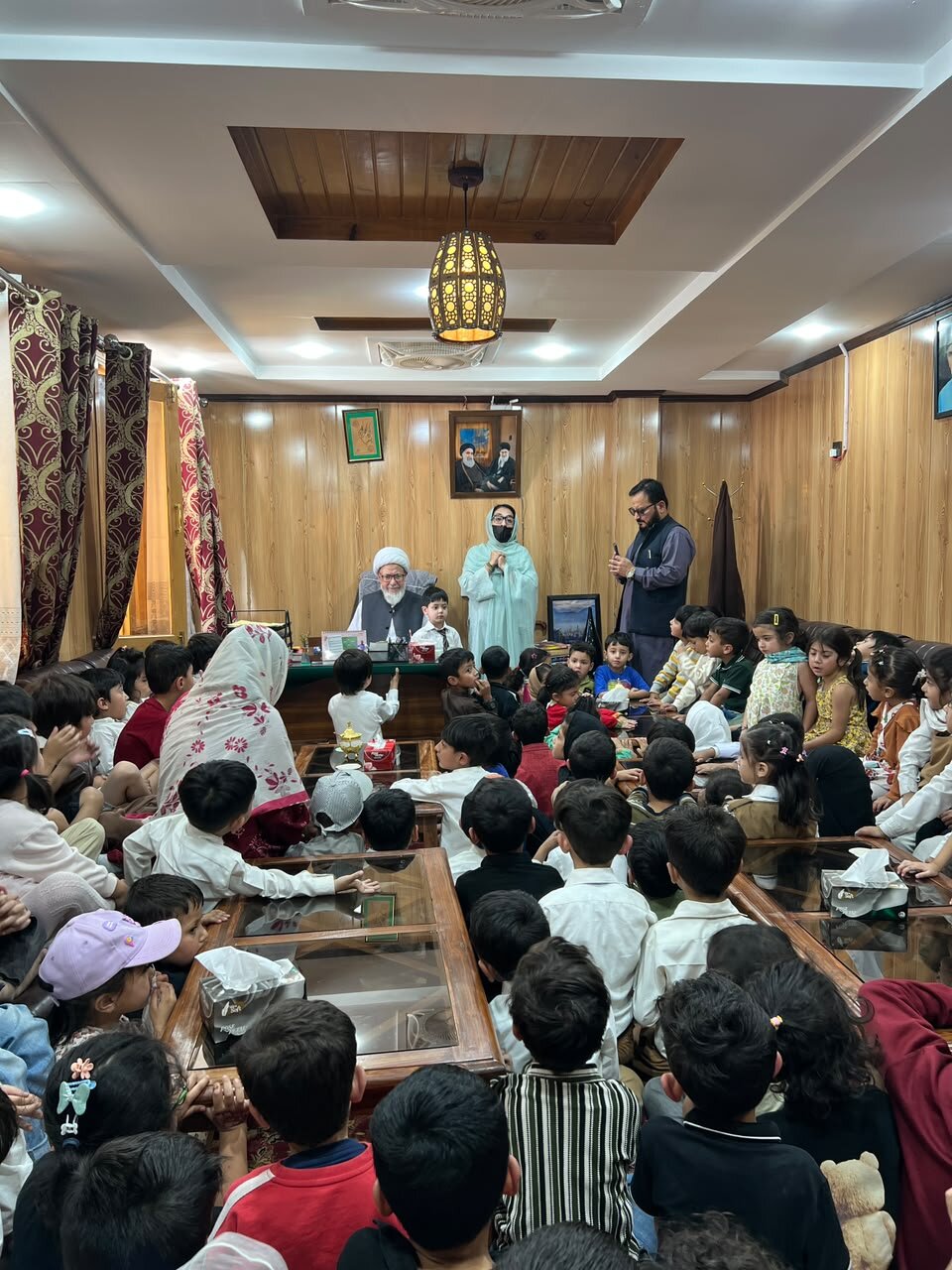 امام جمعہ سکردو سے روپانی فاؤنڈیشن کے نونہال بچوں کی صمیمی ملاقات