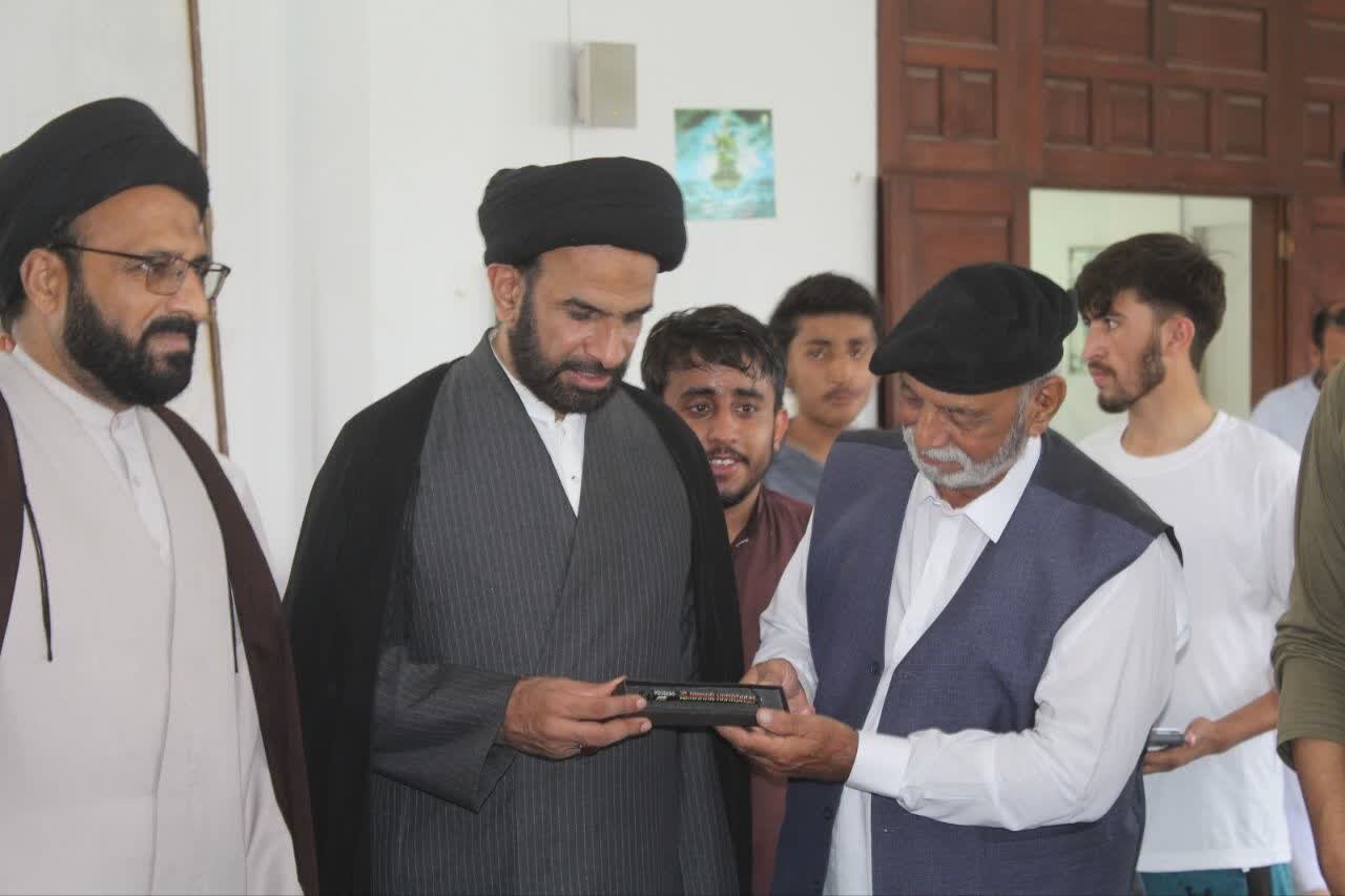 دھاگے، انگلیوں اور لکڑی کی ڈنڈی سے قرآنِ کریم کی آیات کی تخلیق و ترویج