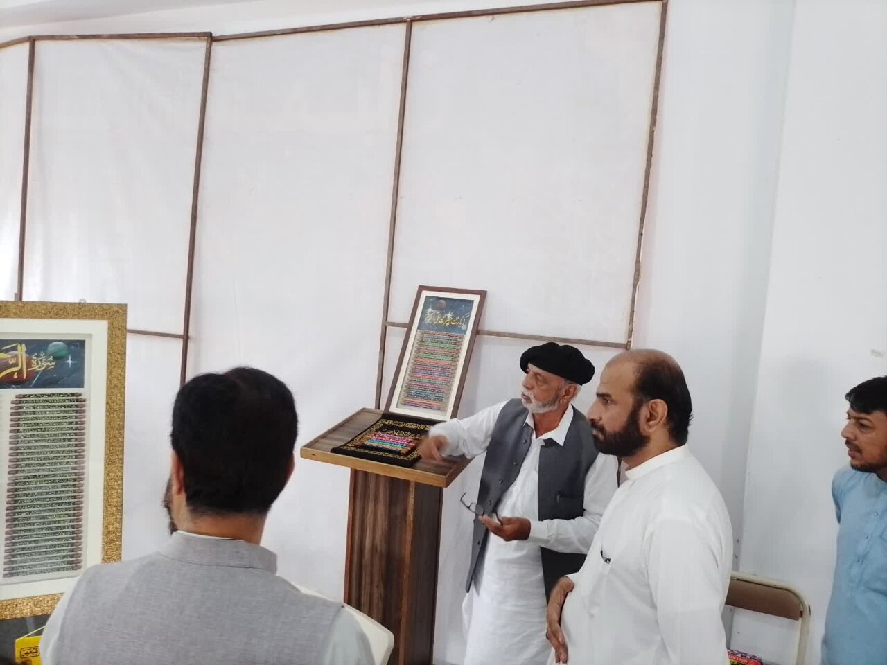 دھاگے، انگلیوں اور لکڑی کی ڈنڈی سے قرآنِ کریم کی آیات کی تخلیق و ترویج