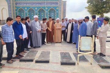 تصاویر / تجدید میثاق طلاب مدرسه علمیه منتظریه (عج) با شهدا در شروع سال تحصیلی