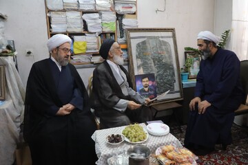 تصاویر/ دیدار آیت الله با خانواده شهید جنگ تحمیلی رمضان