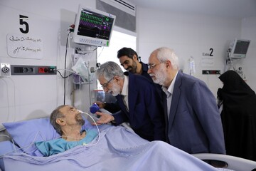عیادت نمایندگان رهبر معظم انقلاب از موسوی گرمارودی چهره ماندگار شعر و ادبیات