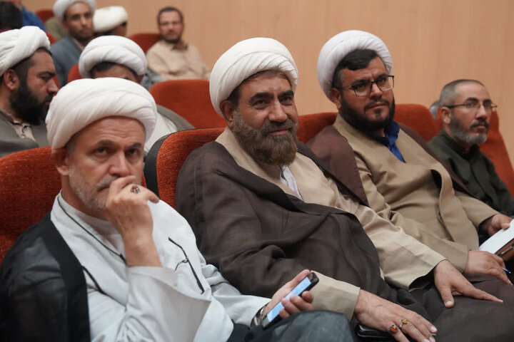 تصاویر /برگزاری دوره های تخصصی روحانیون شاغل در آموزش و پرورش با حضور معاون امور طلاب حوزه های علمیه کشور در قزوین