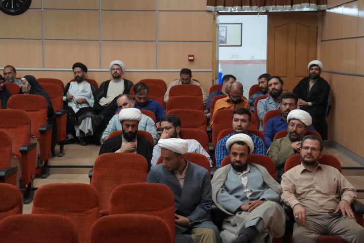 تصاویر /برگزاری دوره های تخصصی روحانیون شاغل در آموزش و پرورش با حضور معاون امور طلاب حوزه های علمیه کشور در قزوین