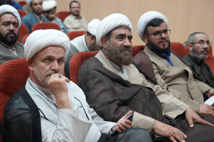 تصاویر /برگزاری دوره های تخصصی روحانیون شاغل در آموزش و پرورش با حضور معاون امور طلاب حوزه های علمیه کشور در قزوین