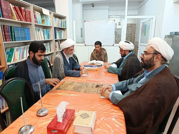 تصاویر/ جلسه دفاعیه تحقیق پایانی طلبه مدرسه علمیه امیرالمومنین(ع) آران و بیدگل