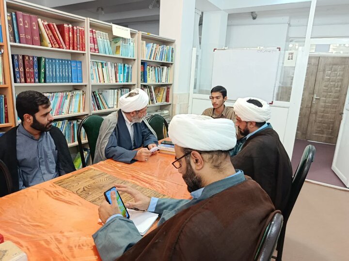 تصاویر/ جلسه دفاعیه تحقیق پایانی طلبه مدرسه علمیه امیرالمومنین(ع) آران و بیدگل
