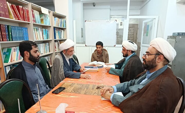 تصاویر/ جلسه دفاعیه تحقیق پایانی طلبه مدرسه علمیه امیرالمومنین(ع) آران و بیدگل