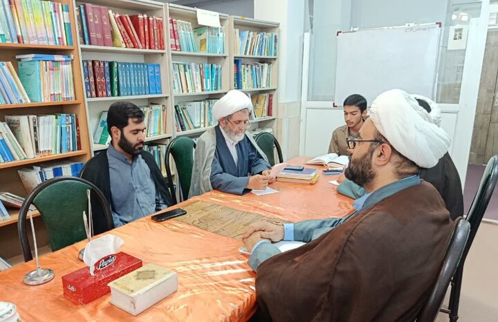 تصاویر/ جلسه دفاعیه تحقیق پایانی طلبه مدرسه علمیه امیرالمومنین(ع) آران و بیدگل