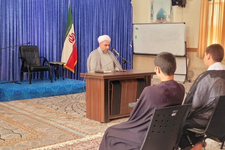 تصاویر / تجدید میثاق طلاب مدرسه علمیه منتظریه (عج) با شهدا در شروع سال تحصیلی