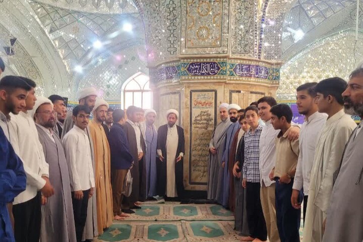 تصاویر / تجدید میثاق طلاب مدرسه علمیه منتظریه (عج) با شهدا در شروع سال تحصیلی