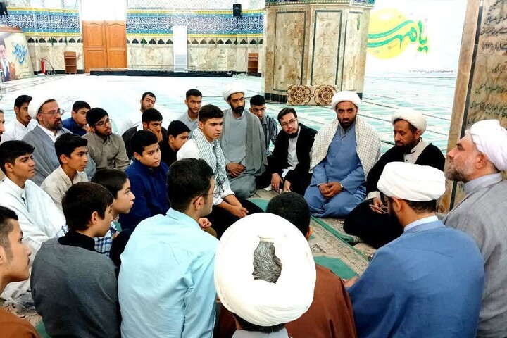 تصاویر / تجدید میثاق طلاب مدرسه علمیه منتظریه (عج) با شهدا در شروع سال تحصیلی