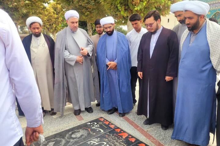 تصاویر / تجدید میثاق طلاب مدرسه علمیه منتظریه (عج) با شهدا در شروع سال تحصیلی