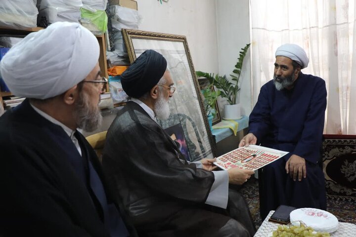 دیدار آیت الله با خانواده شهید جنگ تحمیلی رمضان