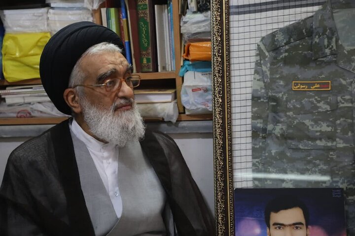 دیدار آیت الله با خانواده شهید جنگ تحمیلی رمضان