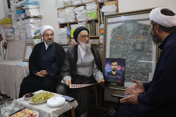 دیدار آیت الله با خانواده شهید جنگ تحمیلی رمضان