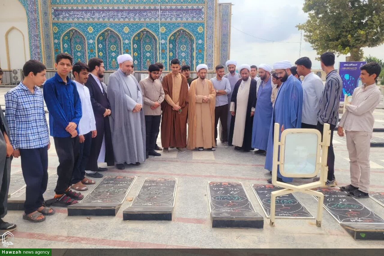 تصاویر / تجدید میثاق طلاب مدرسه علمیه منتظریه (عج) با شهدا در شروع سال تحصیلی