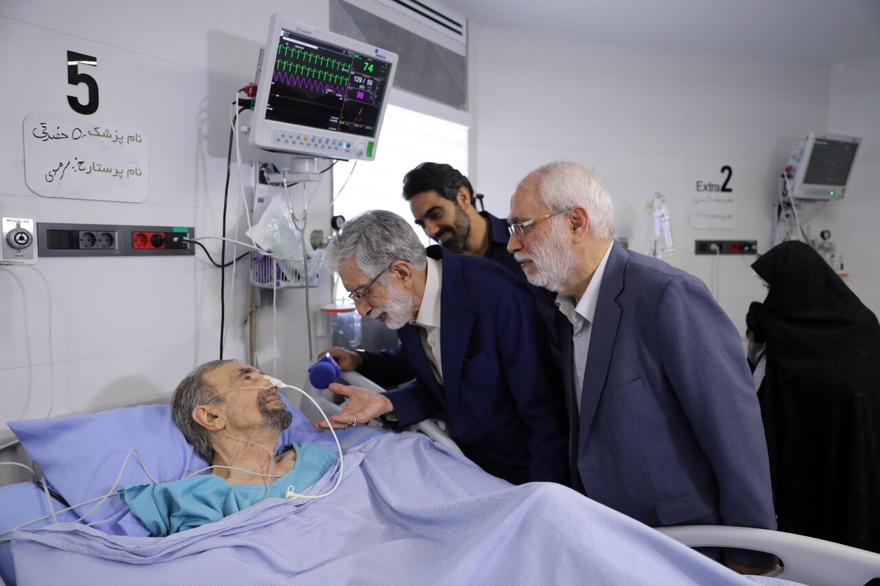 عیادت نمایندگان رهبر معظم انقلاب از موسوی گرمارودی چهره ماندگار شعر و ادبیات عیادت نمایندگان رهبر معظم انقلاب از موسوی گرمارودی چهره ماندگار شعر و ادبیات