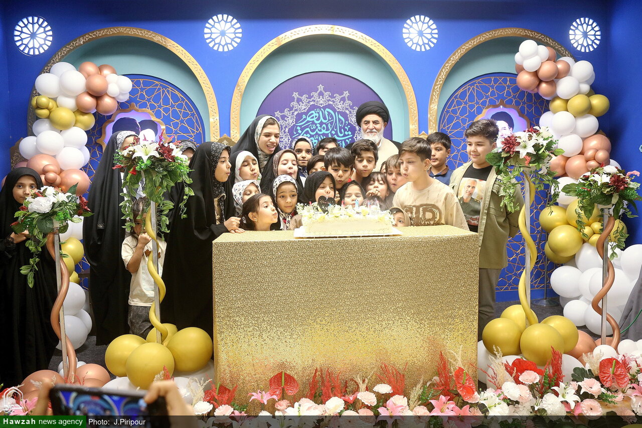جشن تولد فرزندان شهدای جنگ تحمیلی اخیر در مسجد مقدس جمکران + عکس