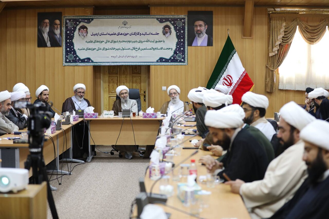 نشست اساتید و کادر مدارس علمیه استان اردبیل با آیت الله مروی برگزار شد