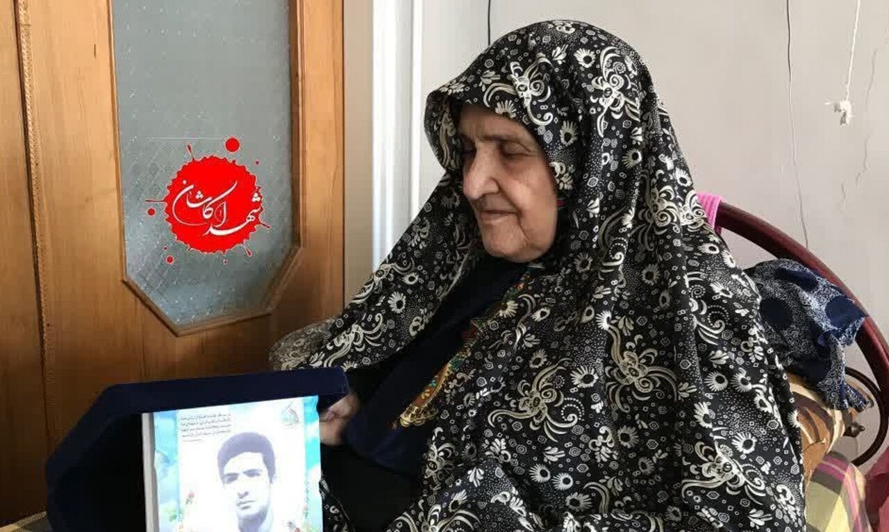 مادر شهیدعباس هاشمیان زارعیان به فرزندشهیدش پیوست