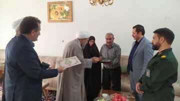 دیدار با خانواده شهدا فرصتی برای انتقال فرهنگ ایثار به نسل جدید است