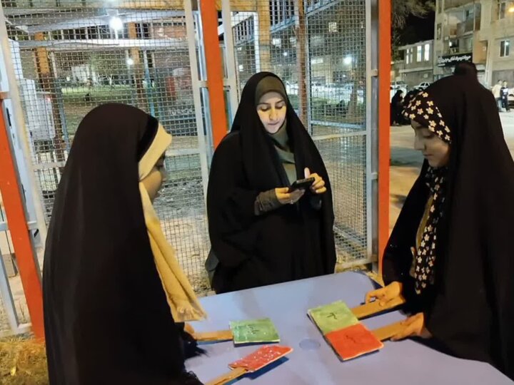 تصاویر/فعالیت های موکب فرهنگی، تربیتی و بصیرتی مدرسه علمیه نجمیه ازنا در جریان تجمعات شبانه