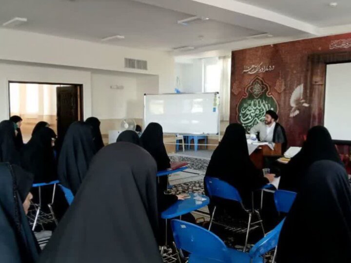 تصاویر/برگزاری سلسله نشست‌های تخصصی معارف مهدوی در مدارس علمیه خواهران لرستان