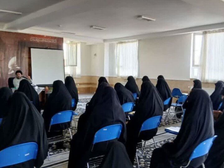 تصاویر/برگزاری سلسله نشست‌های تخصصی معارف مهدوی در مدارس علمیه خواهران لرستان