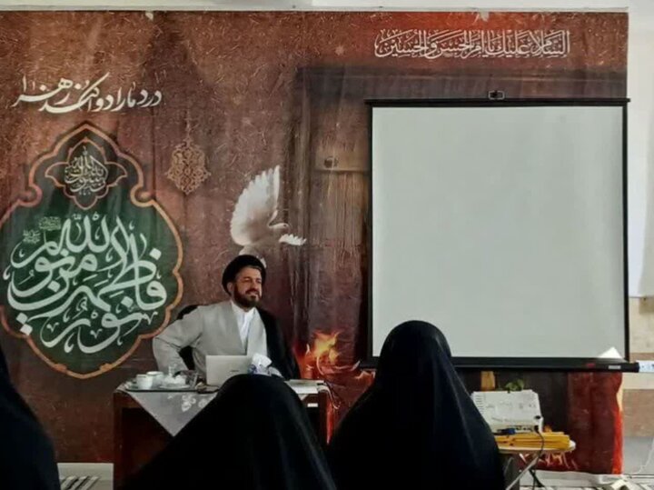 تصاویر/برگزاری سلسله نشست‌های تخصصی معارف مهدوی در مدارس علمیه خواهران لرستان