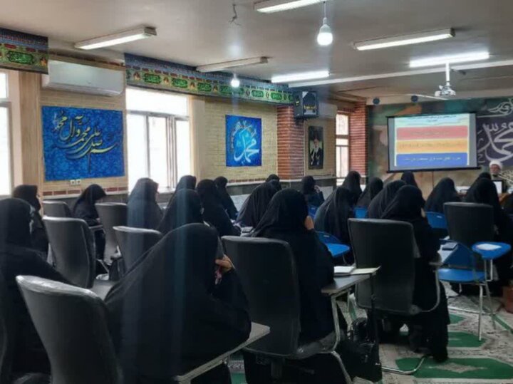 تصاویر/برگزاری سلسله نشست‌های تخصصی معارف مهدوی در مدارس علمیه خواهران لرستان