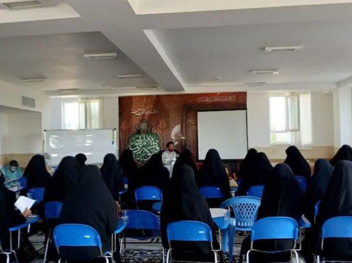 تصاویر/برگزاری سلسله نشست‌های تخصصی معارف مهدوی در مدارس علمیه خواهران لرستان