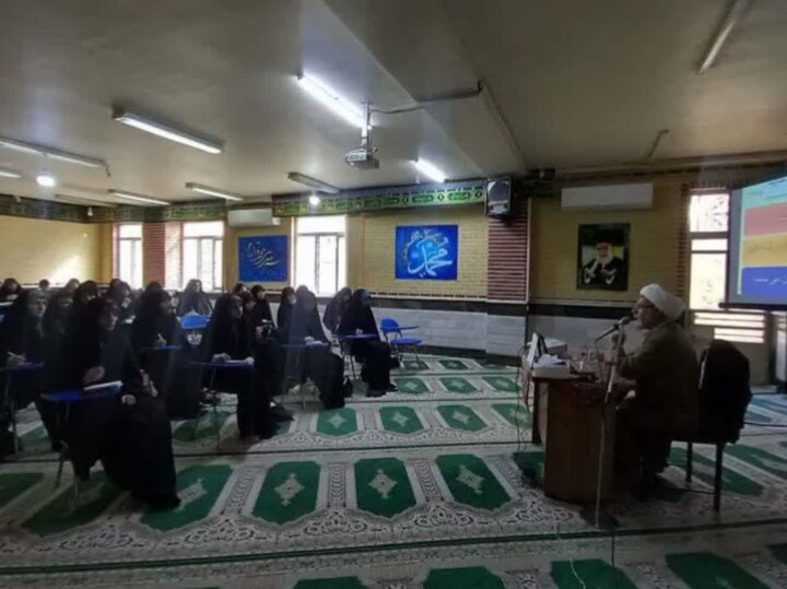 تصاویر/برگزاری سلسله نشست‌های تخصصی معارف مهدوی در مدارس علمیه خواهران لرستان