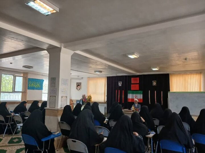تصاویر/برگزاری سلسله نشست‌های تخصصی معارف مهدوی در مدارس علمیه خواهران لرستان