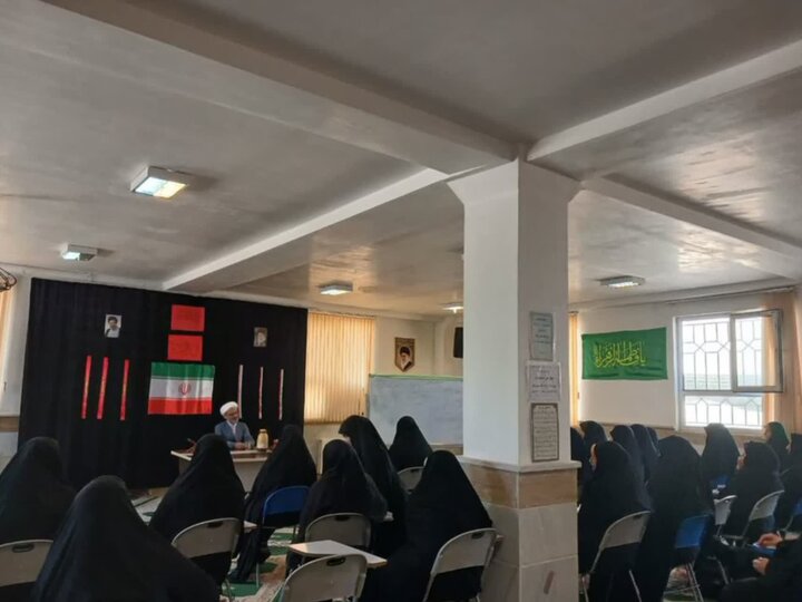 تصاویر/برگزاری سلسله نشست‌های تخصصی معارف مهدوی در مدارس علمیه خواهران لرستان