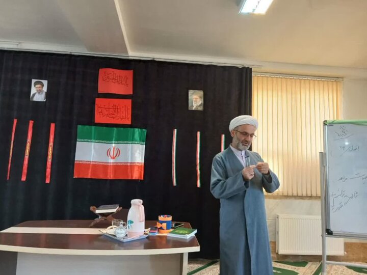 تصاویر/برگزاری سلسله نشست‌های تخصصی معارف مهدوی در مدارس علمیه خواهران لرستان