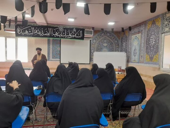 تصاویر/برگزاری سلسله نشست‌های تخصصی معارف مهدوی در مدارس علمیه خواهران لرستان