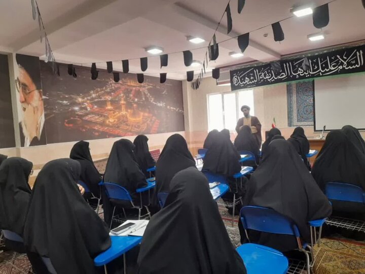 تصاویر/برگزاری سلسله نشست‌های تخصصی معارف مهدوی در مدارس علمیه خواهران لرستان