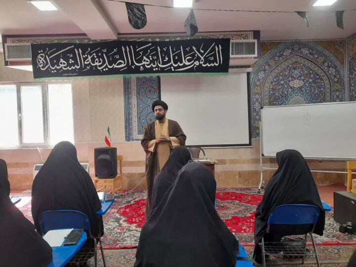 تصاویر/برگزاری سلسله نشست‌های تخصصی معارف مهدوی در مدارس علمیه خواهران لرستان