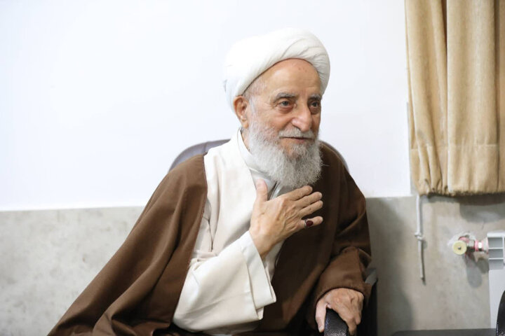 تصاویر/ دیدار دبیر شورای عالی حوزه‌های علمیه با پدر شهید محسن سلیمانی از شهدای جنگ رمضان
