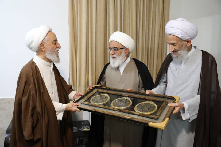 تصاویر/ دیدار دبیر شورای عالی حوزه‌های علمیه با پدر شهید محسن سلیمانی از شهدای جنگ رمضان