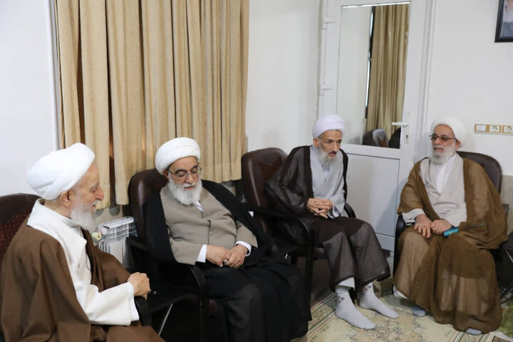 تصاویر/ دیدار دبیر شورای عالی حوزه‌های علمیه با پدر شهید محسن سلیمانی از شهدای جنگ رمضان