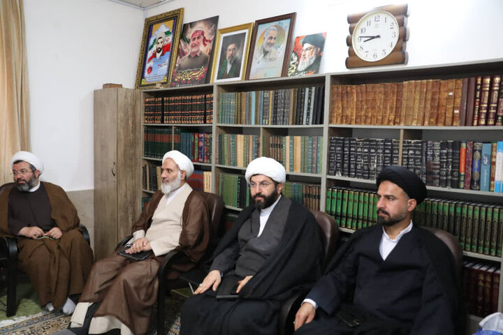 تصاویر/ دیدار دبیر شورای عالی حوزه‌های علمیه با پدر شهید محسن سلیمانی از شهدای جنگ رمضان