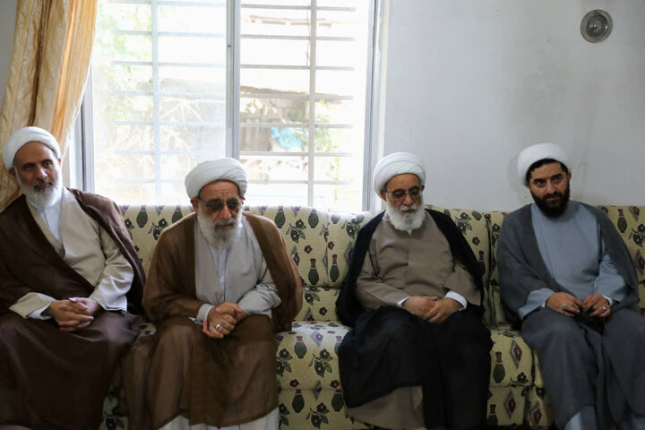 تصاویر/ دیدار آیت الله شب زنده دار با خانواده روحانی شهید سیدرضا ابراهیمی