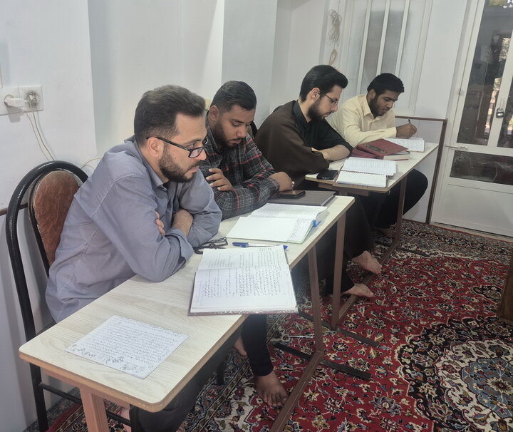 تصاویر/ حضور طلاب مدرسه علمیه امام خمینی(ره) کاشان در کلاس‌های درس