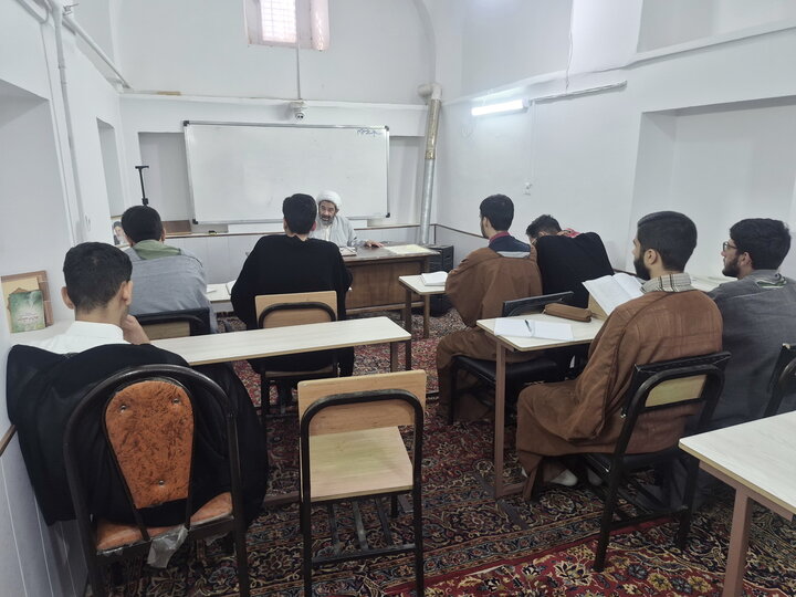 تصاویر/ حضور طلاب مدرسه علمیه امام خمینی(ره) کاشان در کلاس‌های درس
