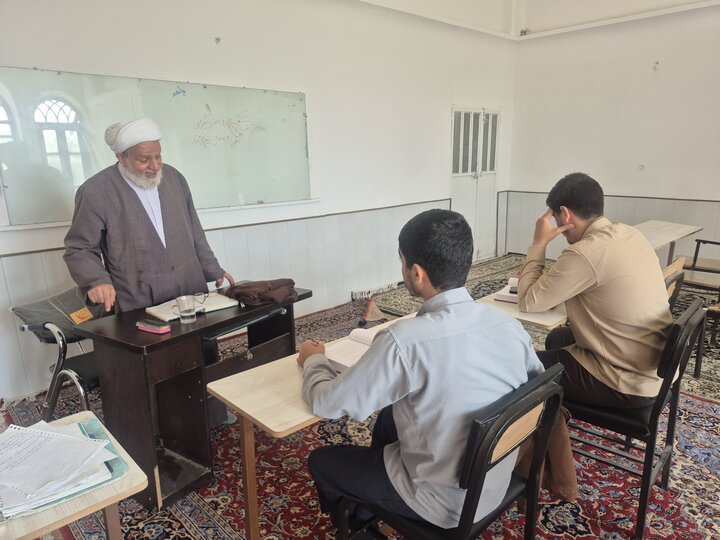 تصاویر/ حضور طلاب مدرسه علمیه امام خمینی(ره) کاشان در کلاس‌های درس