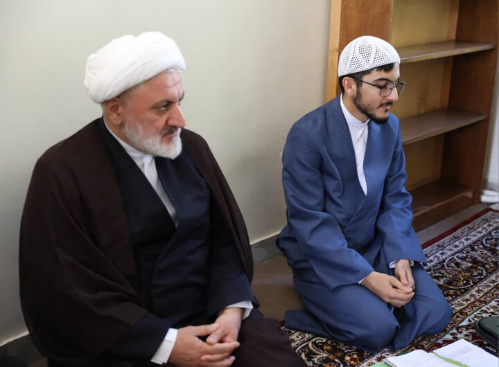 بازدید آیت الله شب‌زنده‌دار از حجرات مدرسه علمیه خاتم الأنبیاء (صدر) بابل