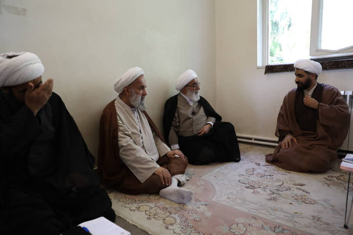 بازدید آیت الله شب‌زنده‌دار از حجرات مدرسه علمیه خاتم الأنبیاء (صدر) بابل