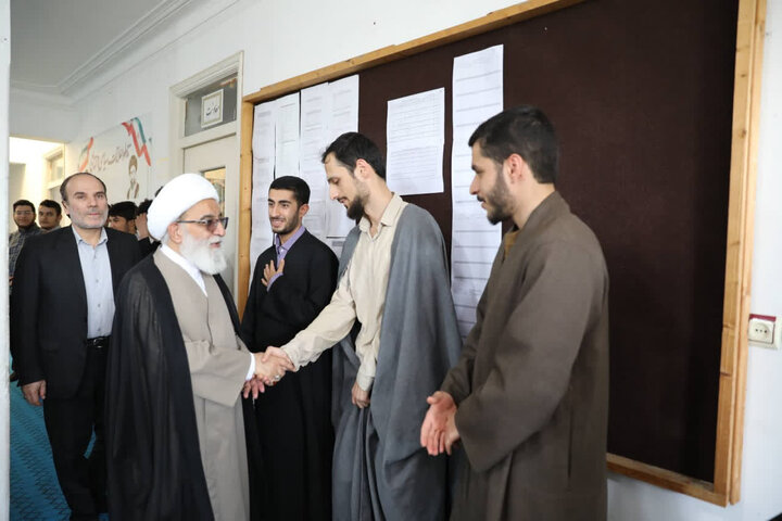 بازدید آیت الله شب‌زنده‌دار از مدرسه علمیه فیضیه مازندران